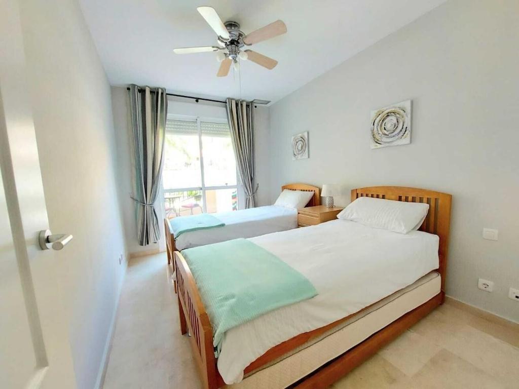 Duquesa Fairways, A Spacious Apartment With Fabulous Views And Facilities Manilva Esterno foto